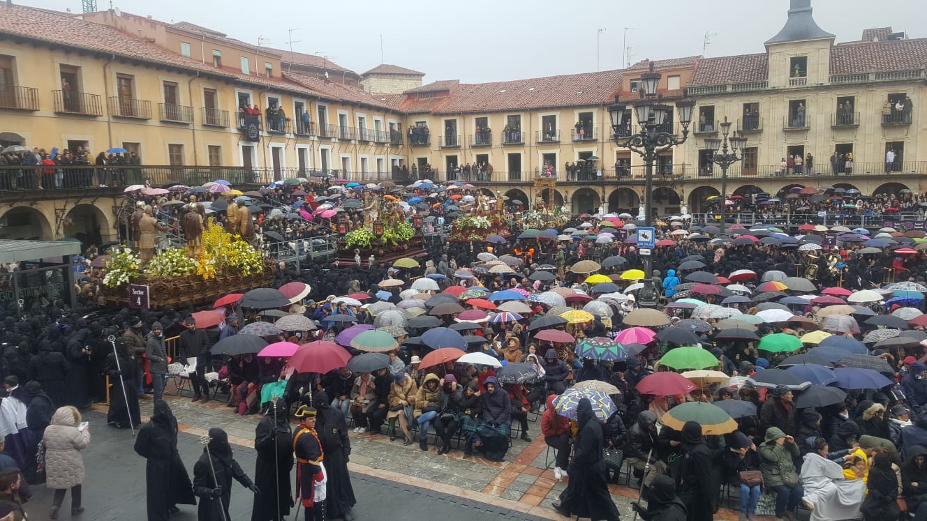 Los cientos de fieles citados en la Plaza Mayor viven un intenso encuentro que llevó a pasar por el frío, la lluvia y los paraguas