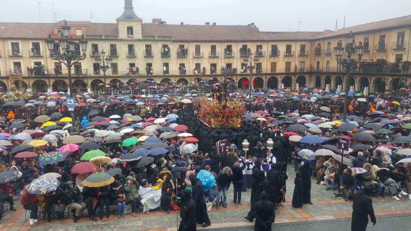 Los cientos de fieles citados en la Plaza Mayor viven un intenso encuentro que llevó a pasar por el frío, la lluvia y los paraguas