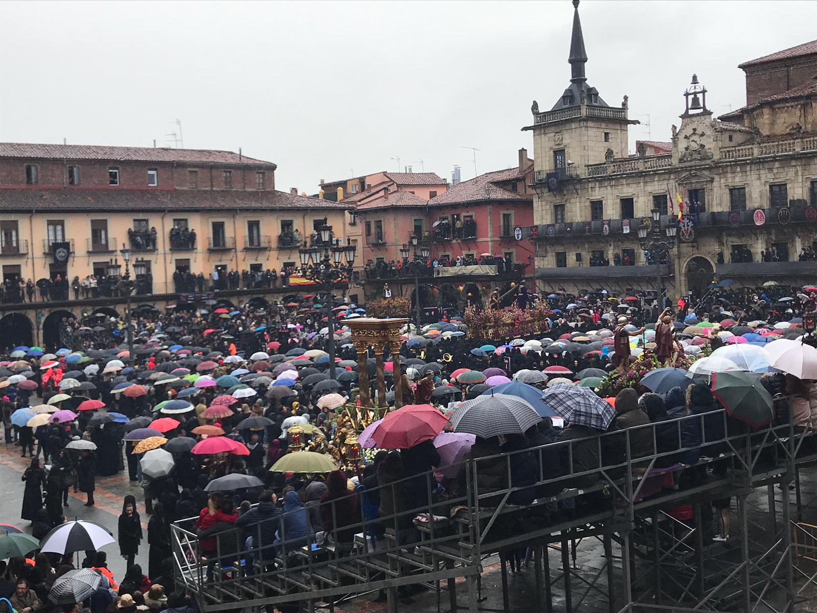 Los cientos de fieles citados en la Plaza Mayor viven un intenso encuentro que llevó a pasar por el frío, la lluvia y los paraguas