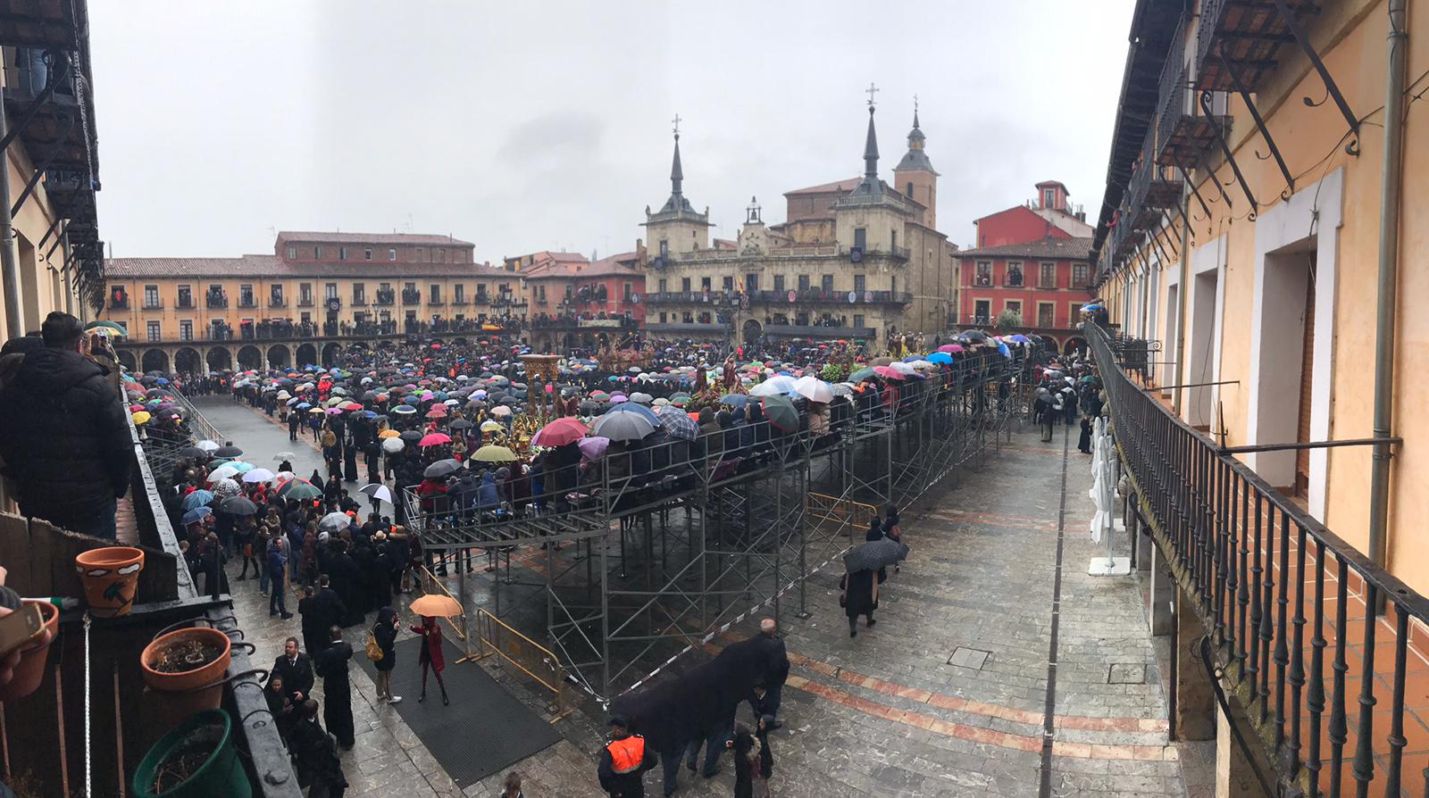 Los cientos de fieles citados en la Plaza Mayor viven un intenso encuentro que llevó a pasar por el frío, la lluvia y los paraguas