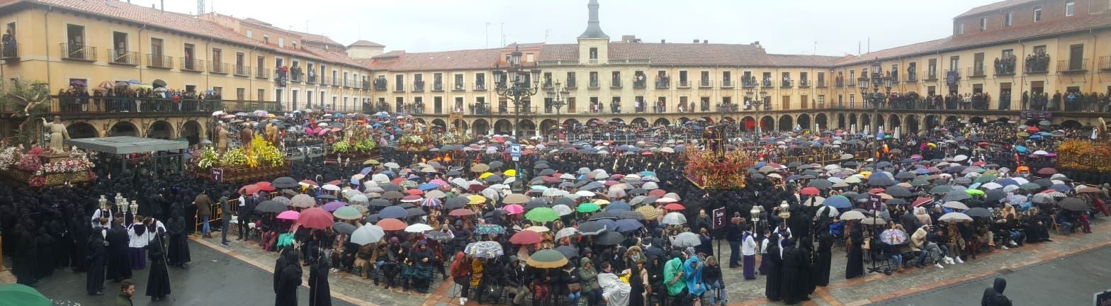 Los cientos de fieles citados en la Plaza Mayor viven un intenso encuentro que llevó a pasar por el frío, la lluvia y los paraguas