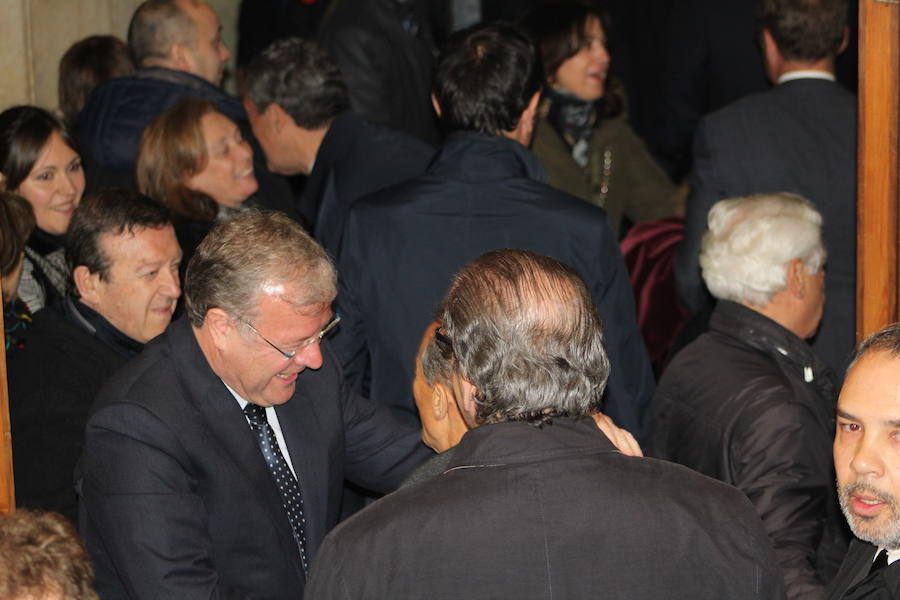 A las doce de la noche, como manda la tradición, reunidos frente al Ayuntamiento se ha dado aviso al alcalde de León, con su toque característico, la voz de un hermano ha entonado la llamada