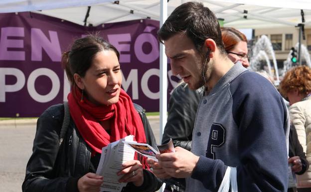 Ana Marcello explica el programa de UP a un joven. 