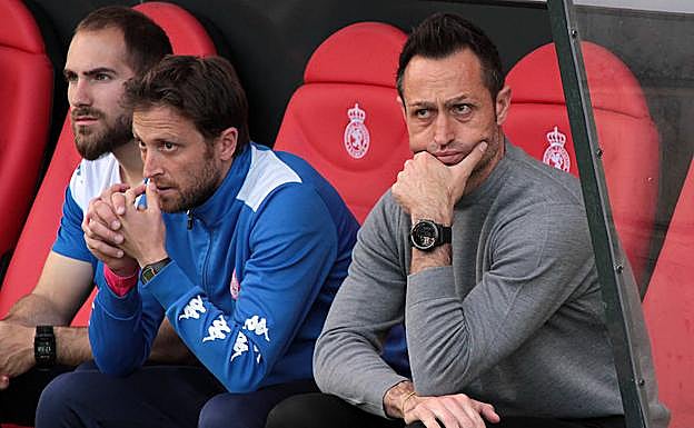 El entrenador de la Cultural, a la derecha de la imagen.