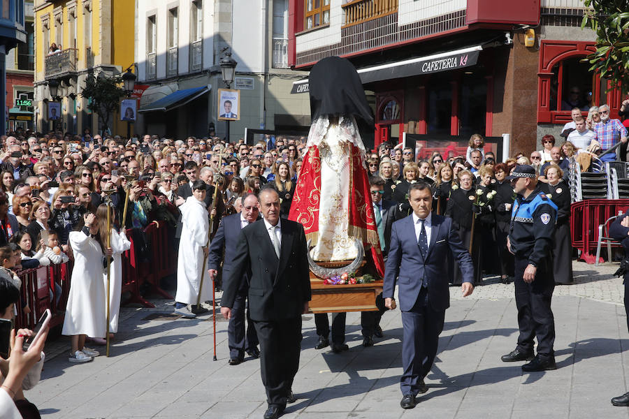 La actriz asturiana ha disfrutado de la procesión este domingo por la mañana en compañía de su hija. Muchos de los vecinos de la localidad han querido saludar a la candasina.