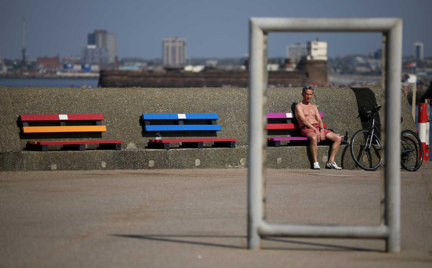 Un hombre toma el sol en el paseo marítimo de New Brighton, en Wallasey, (Gran Bretaña)