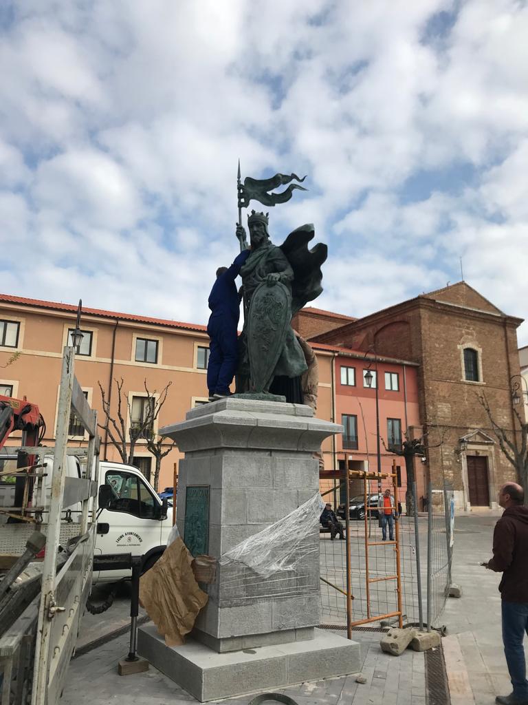 La estatua de Alfonso IX ya espera a su inauguración este martes en León capital. 