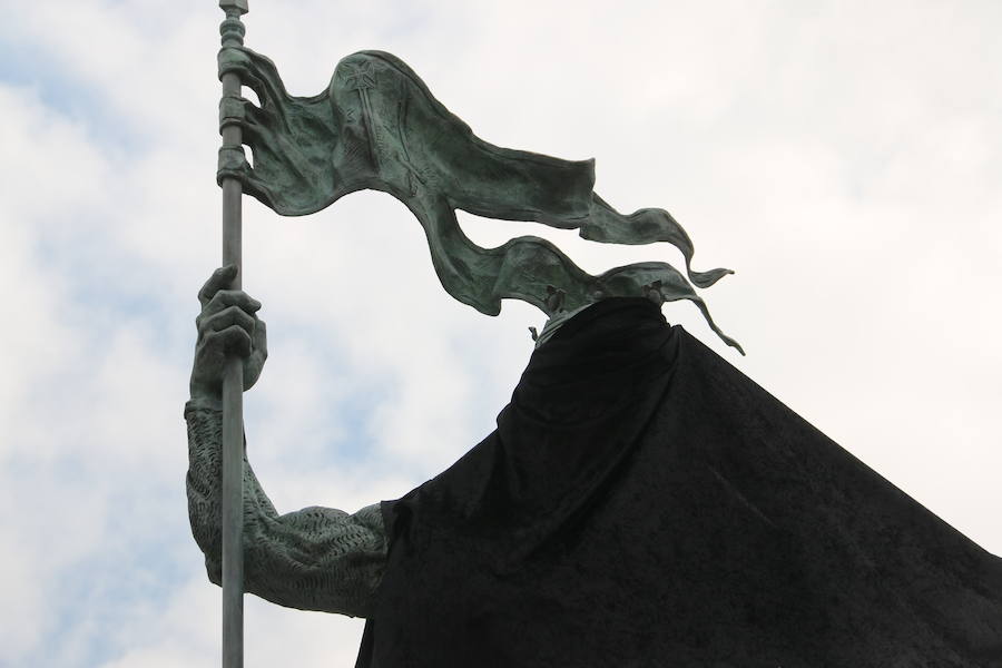 La estatua de Alfonso IX ya espera a su inauguración este martes en León capital. 