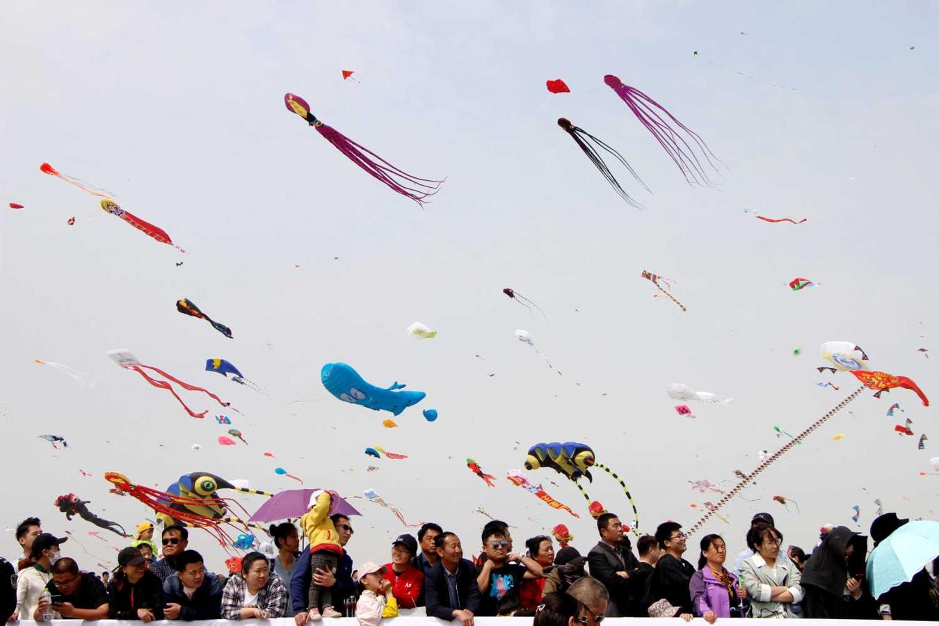 Público en el Festival Internacional de Cometas en Weifang, en Shandong, China