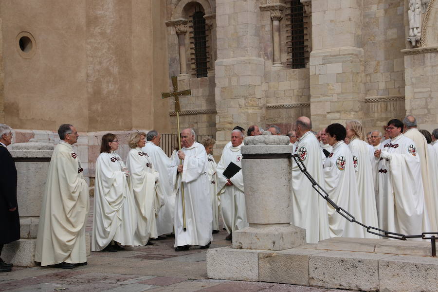 Acto de inauguración de la estatua en honor a Alfonso IX, rey de León entre 1188 y 1230 y que promulgó los Decreta, primer texto documental del sistema parlamentario europeo, en el que dio voz y voto al pueblo llano, así como al clero y la nobleza