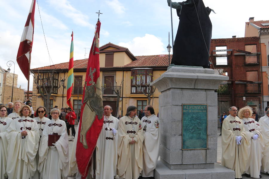 Acto de inauguración de la estatua en honor a Alfonso IX, rey de León entre 1188 y 1230 y que promulgó los Decreta, primer texto documental del sistema parlamentario europeo, en el que dio voz y voto al pueblo llano, así como al clero y la nobleza