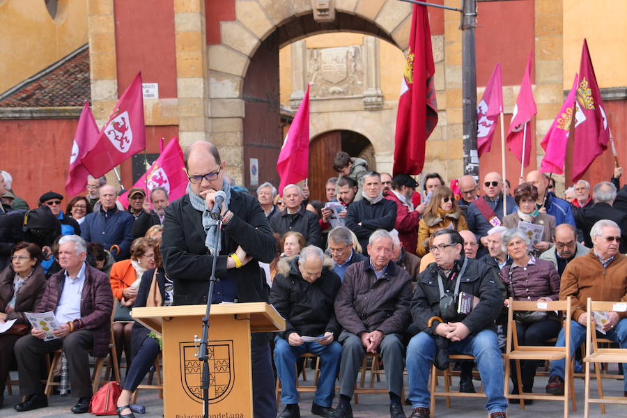 Acto de inauguración de la estatua en honor a Alfonso IX, rey de León entre 1188 y 1230 y que promulgó los Decreta, primer texto documental del sistema parlamentario europeo, en el que dio voz y voto al pueblo llano, así como al clero y la nobleza