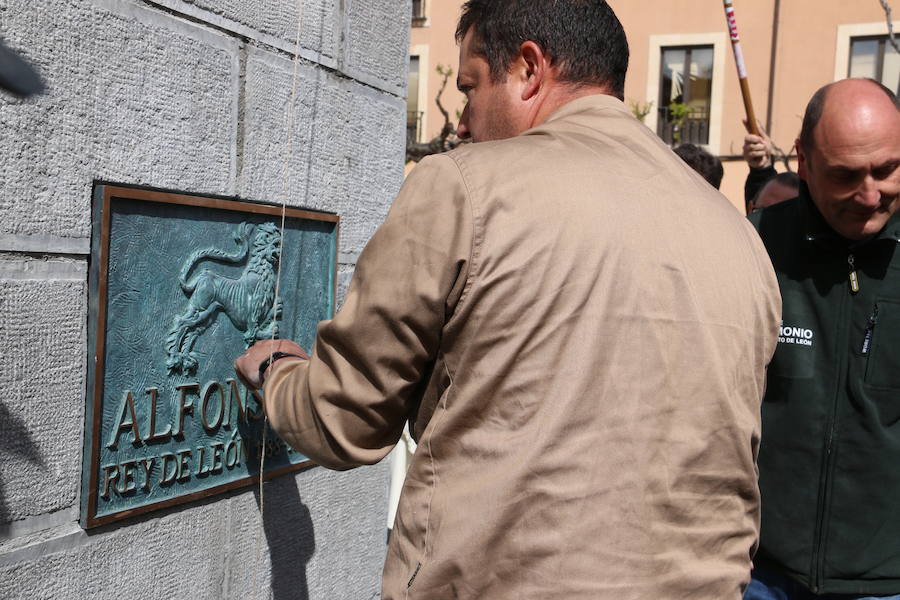 Acto de inauguración de la estatua en honor a Alfonso IX, rey de León entre 1188 y 1230 y que promulgó los Decreta, primer texto documental del sistema parlamentario europeo, en el que dio voz y voto al pueblo llano, así como al clero y la nobleza