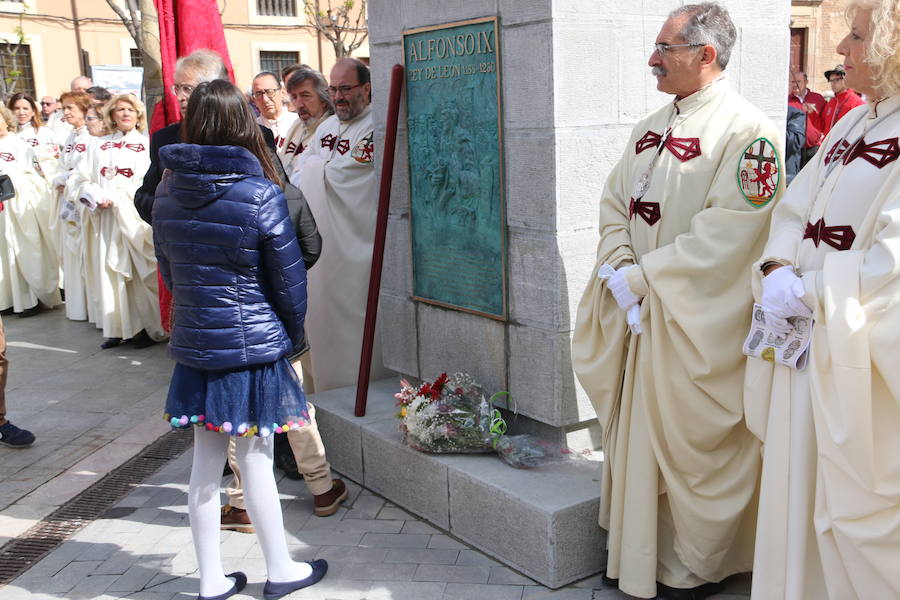 Acto de inauguración de la estatua en honor a Alfonso IX, rey de León entre 1188 y 1230 y que promulgó los Decreta, primer texto documental del sistema parlamentario europeo, en el que dio voz y voto al pueblo llano, así como al clero y la nobleza