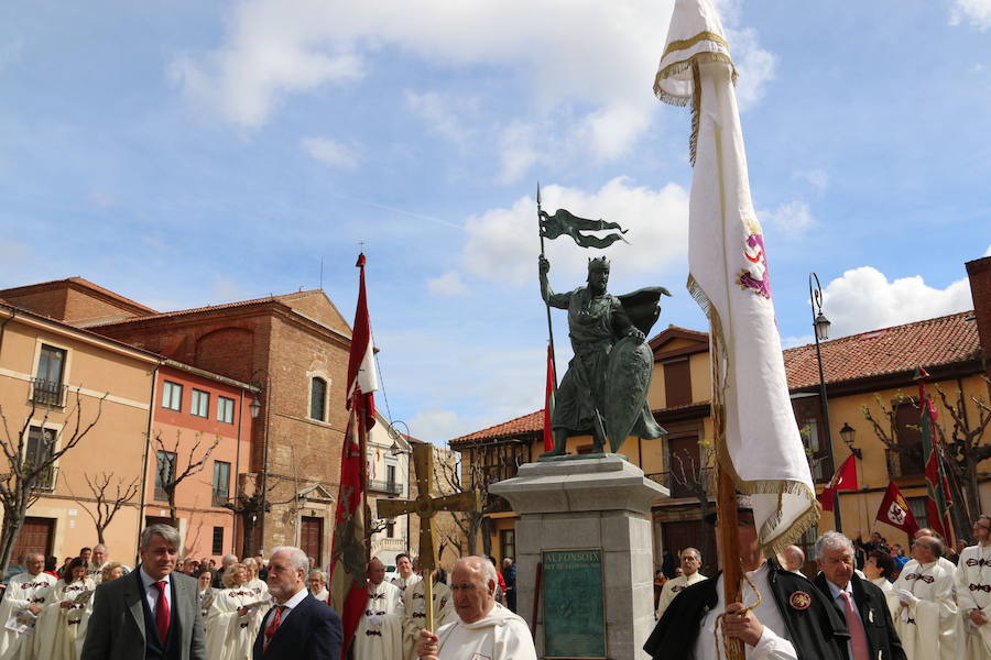 Acto de inauguración de la estatua en honor a Alfonso IX, rey de León entre 1188 y 1230 y que promulgó los Decreta, primer texto documental del sistema parlamentario europeo, en el que dio voz y voto al pueblo llano, así como al clero y la nobleza