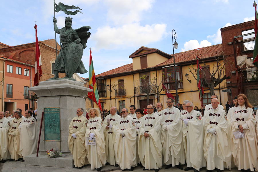 Acto de inauguración de la estatua en honor a Alfonso IX, rey de León entre 1188 y 1230 y que promulgó los Decreta, primer texto documental del sistema parlamentario europeo, en el que dio voz y voto al pueblo llano, así como al clero y la nobleza