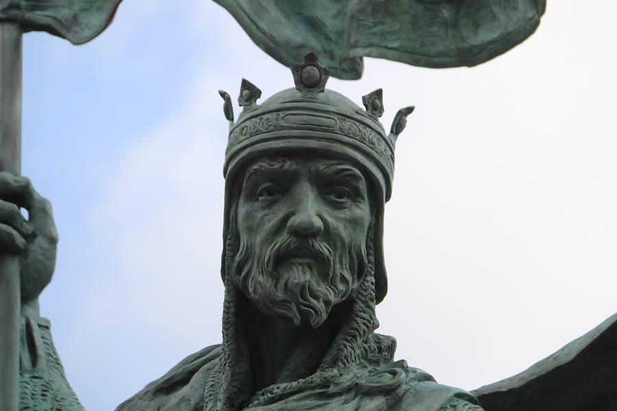 Acto de inauguración de la estatua en honor a Alfonso IX, rey de León entre 1188 y 1230 y que promulgó los Decreta, primer texto documental del sistema parlamentario europeo, en el que dio voz y voto al pueblo llano, así como al clero y la nobleza