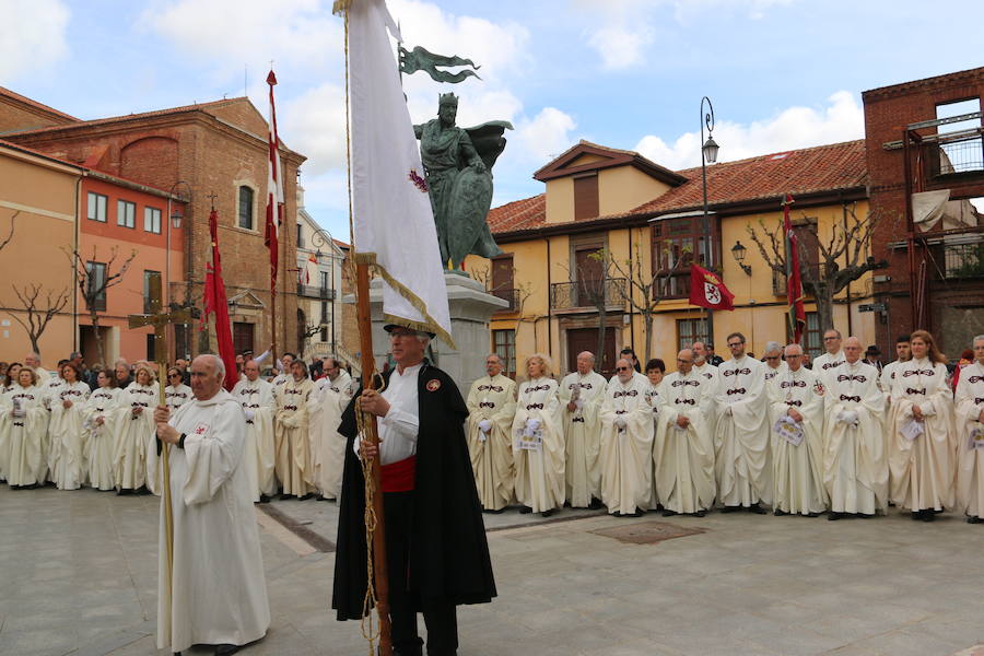 Acto de inauguración de la estatua en honor a Alfonso IX, rey de León entre 1188 y 1230 y que promulgó los Decreta, primer texto documental del sistema parlamentario europeo, en el que dio voz y voto al pueblo llano, así como al clero y la nobleza