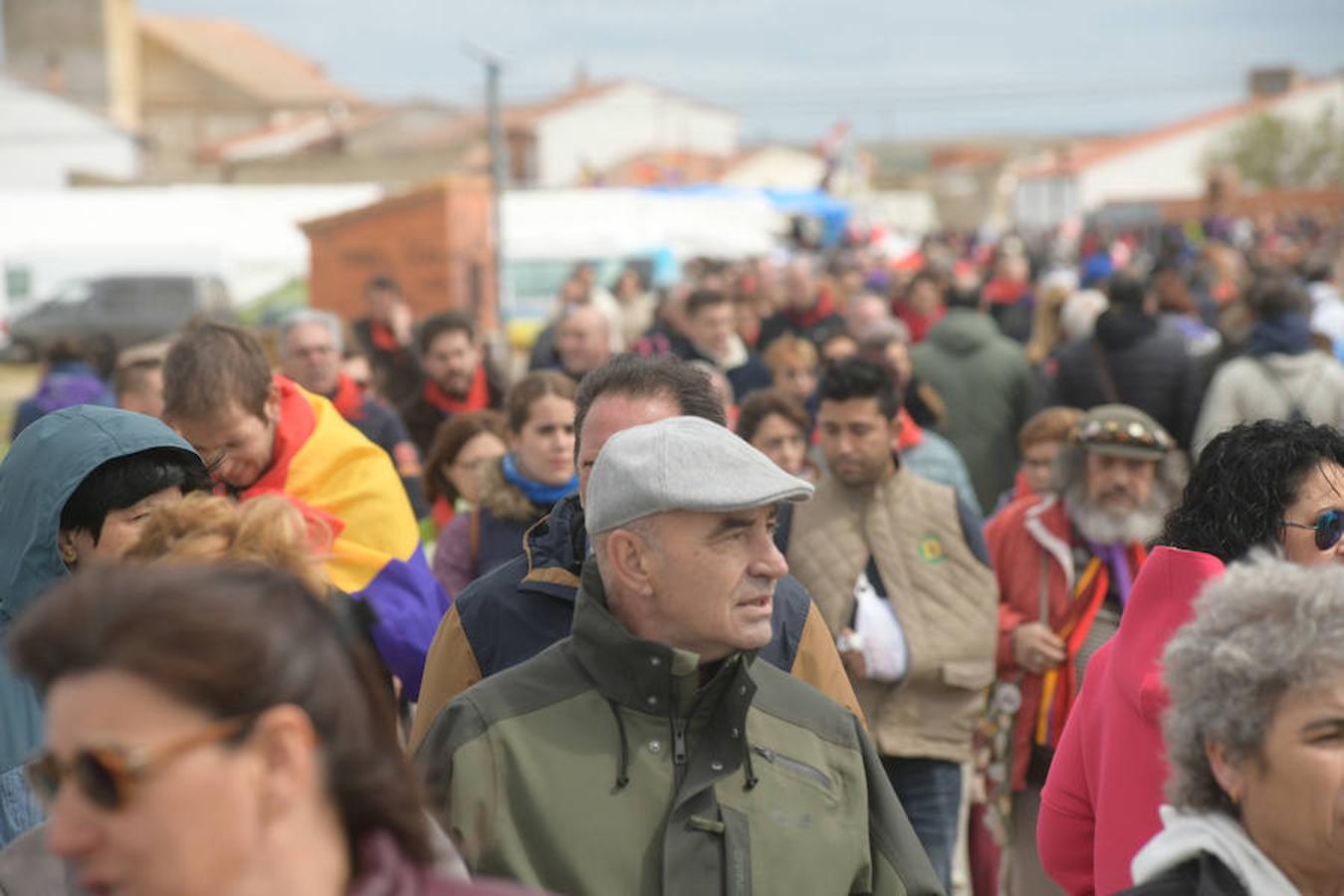 Los más de 13.000 asistentes a la campa de Villalar que celebraron el Día de Castilla y León disfrutaron de viandas y actuaciones de música