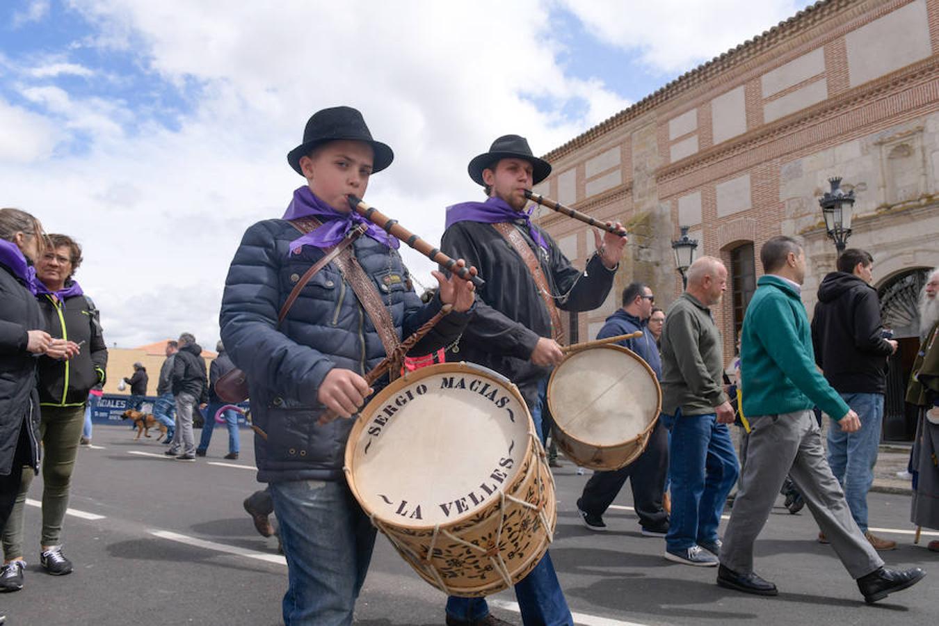 Los más de 13.000 asistentes a la campa de Villalar que celebraron el Día de Castilla y León disfrutaron de viandas y actuaciones de música