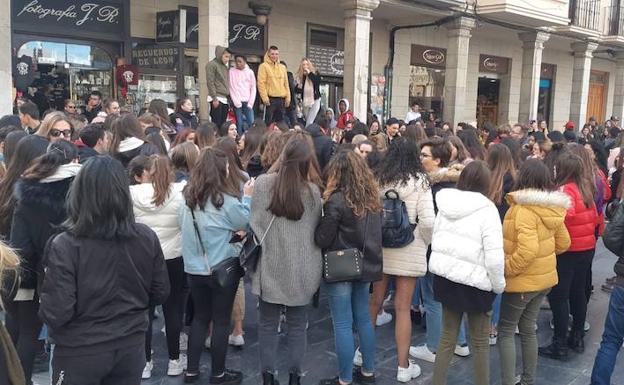 Jóvenes con la 'youtuber'.