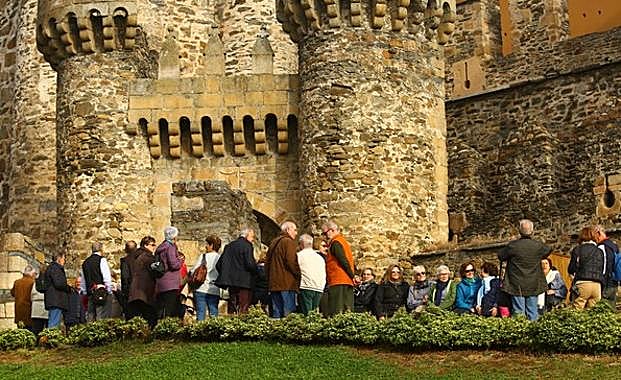 Turistas visitando el Castillo de los Templarios de Ponferrada.