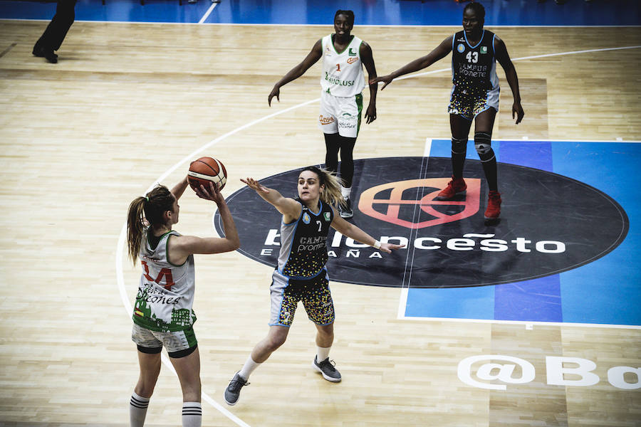 Fotos: Primer partido de la fase final entre Patatas Hijolusa y Campus Promete