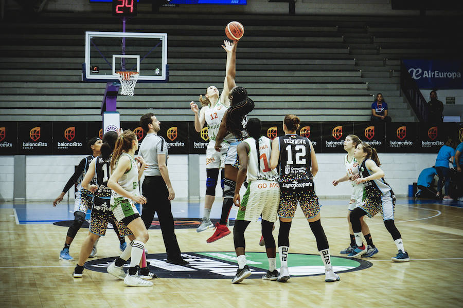 Fotos: Primer partido de la fase final entre Patatas Hijolusa y Campus Promete