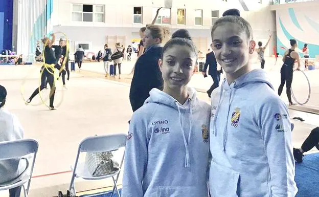 Paula Serrano y Sara Llana, antes de iniciar los entrenamientos oficiales de la Copa del Mundo de Bakú.