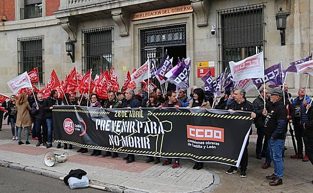 Galería. Protesta a las puertas de la Subdelegación del Gobierno. 