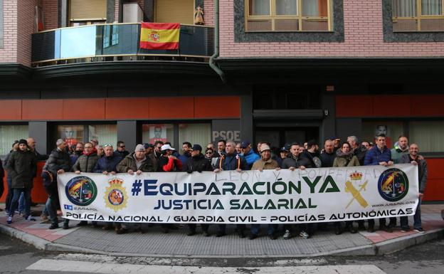 Galería. Protesta a las puertas del PSOE. 