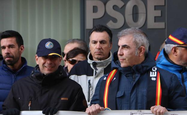 Protesta de Jusapol a las puertas de la sede del PSOE de León. 