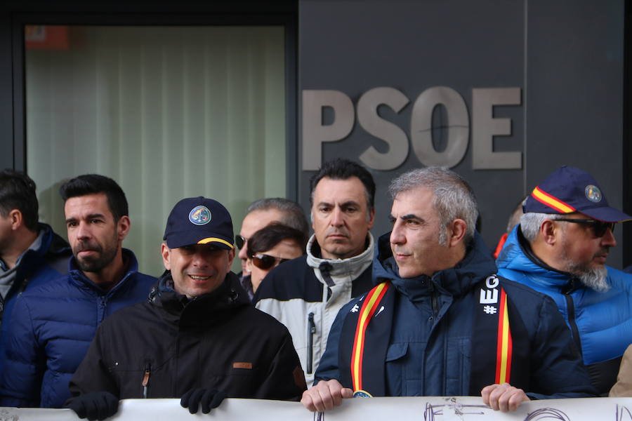 Fotos: Protesta de Jusapol a las puertas del PSOE
