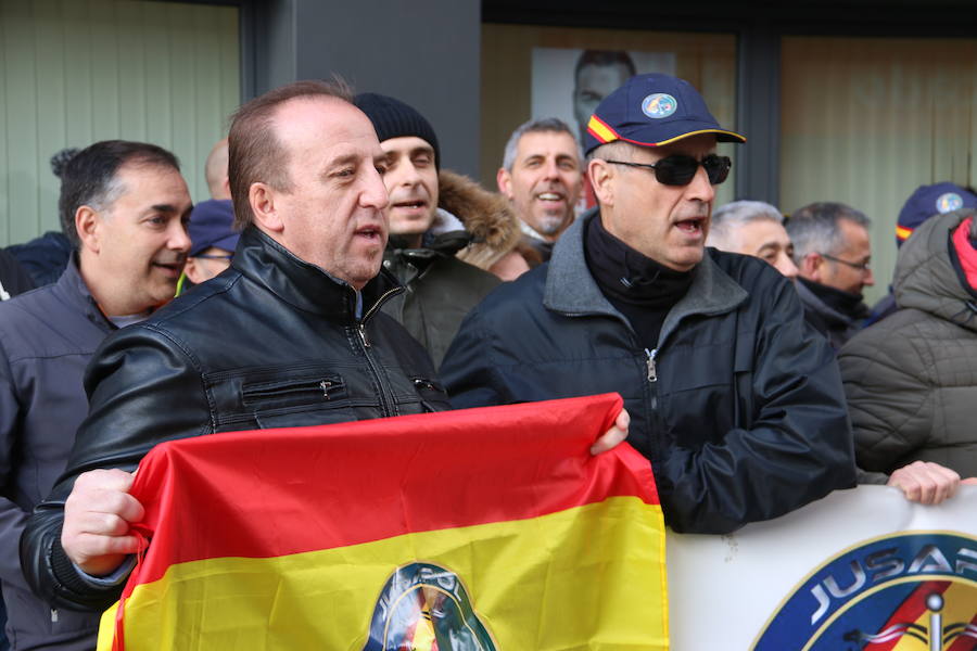 Fotos: Protesta de Jusapol a las puertas del PSOE