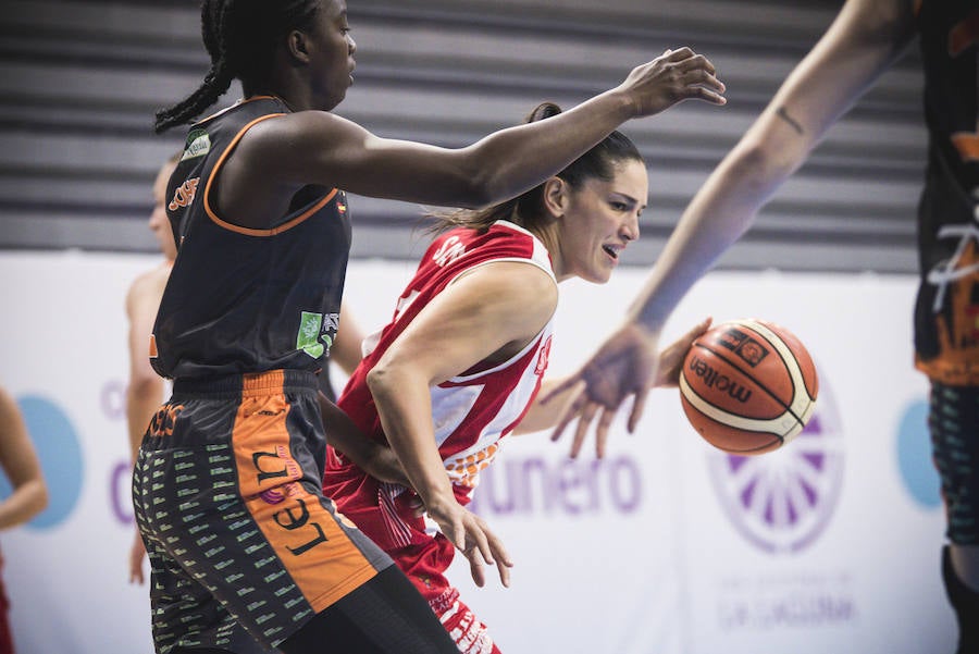 Fotos: Las imágenes del partido entre el Almería 64-58 Patatas Hijolusa