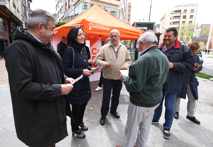 Fotos: Carpa de Ciudadanos en Ponferrada