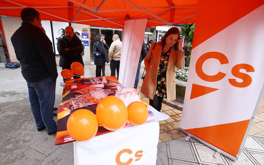 Fotos: Carpa de Ciudadanos en Ponferrada