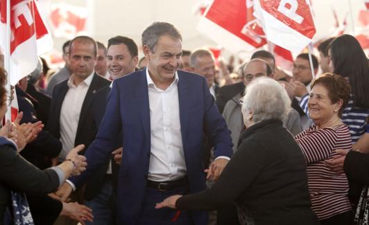 Zapatero recibe un caluroso recimiento al acto de cierre de campaña. 