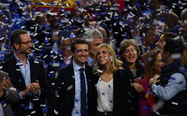 Imagen principal - Casado congrega a la plana mayor del PP para poner el broche a su campaña