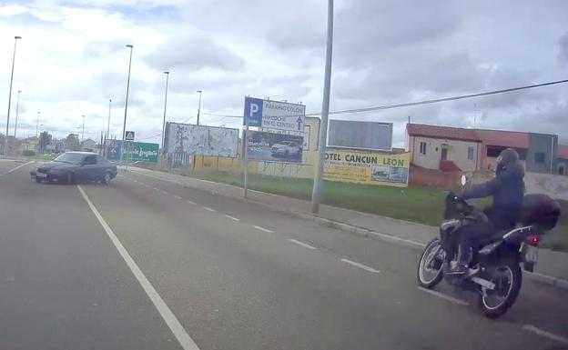 El vehículo pierde el control tras superar la rotonda y está a un paso de arrollar al conductor de la moto.