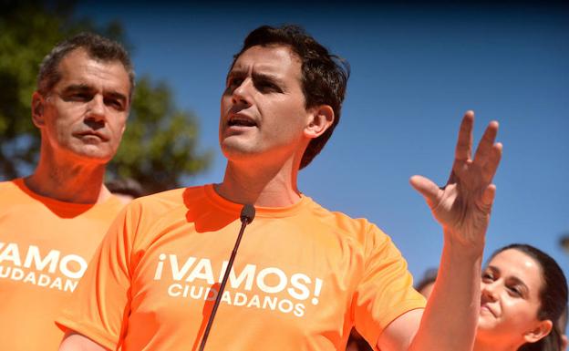 Albert Rivera, acompañado por Cantó y Arrimadas, tras una carrera organizada este viernes por Ciudadanos.