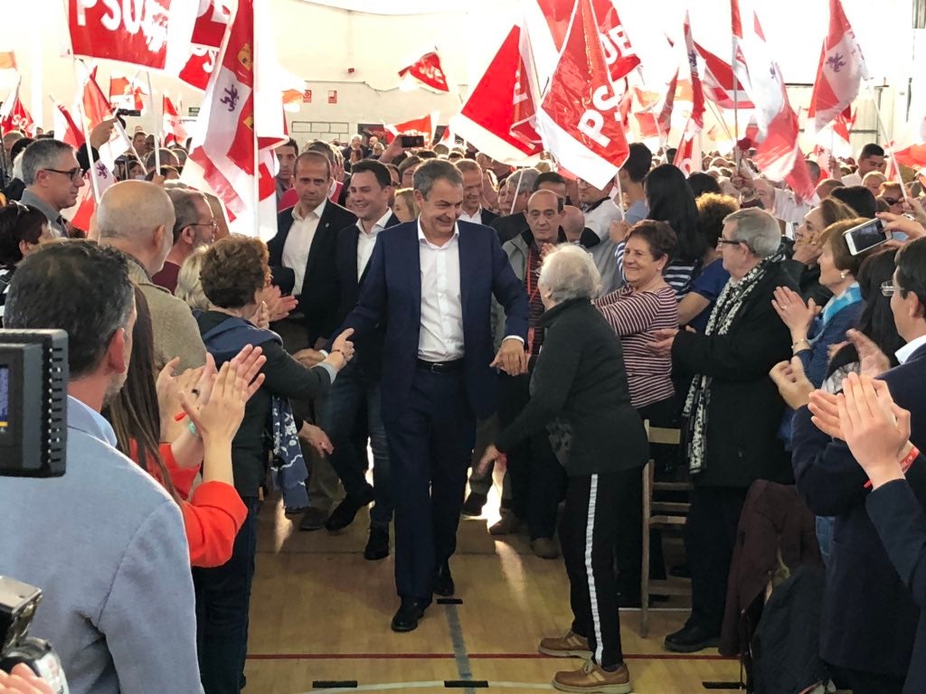 El expresidente del Gobierno José Luis Rodríguez Zapatero participa en el cierre de campaña del PSOE de Castilla y León en la capital leonesa. Junto a él, el cabeza de lista al Congreso, Javier Alfonso Cendón y el candidato a la presidencia de la Junta, Luis Tudanca