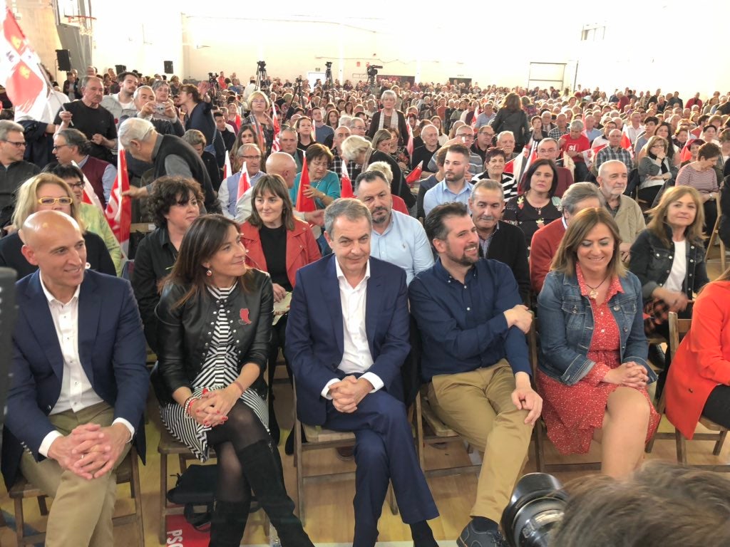 El expresidente del Gobierno José Luis Rodríguez Zapatero participa en el cierre de campaña del PSOE de Castilla y León en la capital leonesa. Junto a él, el cabeza de lista al Congreso, Javier Alfonso Cendón y el candidato a la presidencia de la Junta, Luis Tudanca