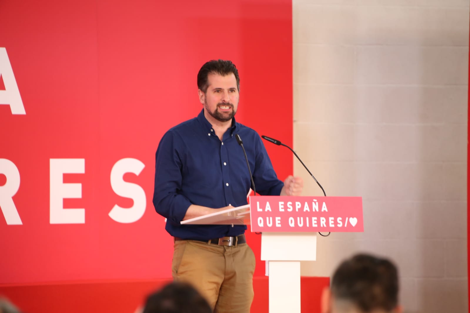 El expresidente del Gobierno José Luis Rodríguez Zapatero participa en el cierre de campaña del PSOE de Castilla y León en la capital leonesa. Junto a él, el cabeza de lista al Congreso, Javier Alfonso Cendón y el candidato a la presidencia de la Junta, Luis Tudanca