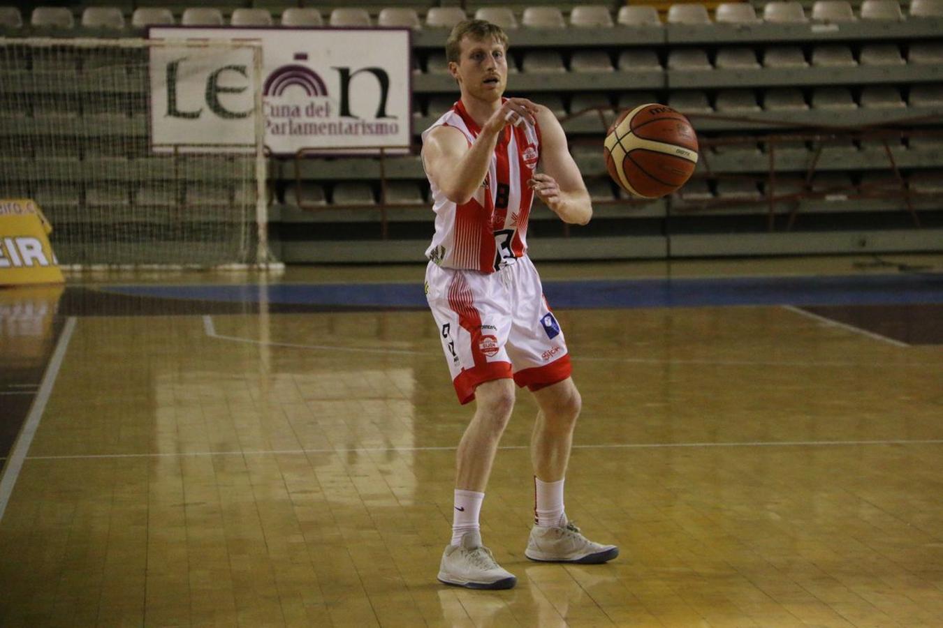 Fotos: Las imágenes del partido entre Basket León y Basket Gijón