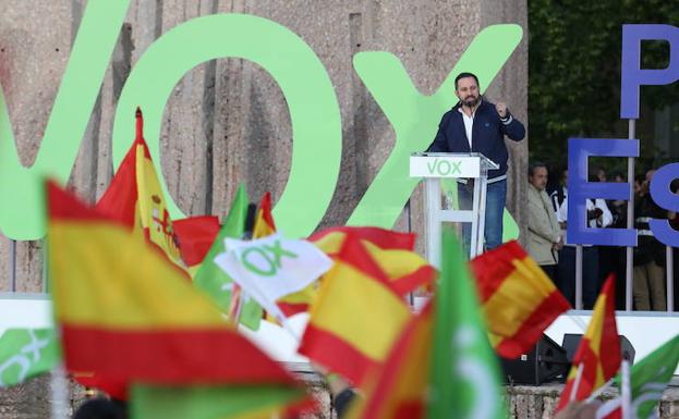 La formación de Santiago Abascal apostó para su cierre de campaña por la madrileña plaza de Colón, convertida en lugar de referencia para el partido. El líder de Vox volvió a apelar a la necesidad de defender la unidad de España