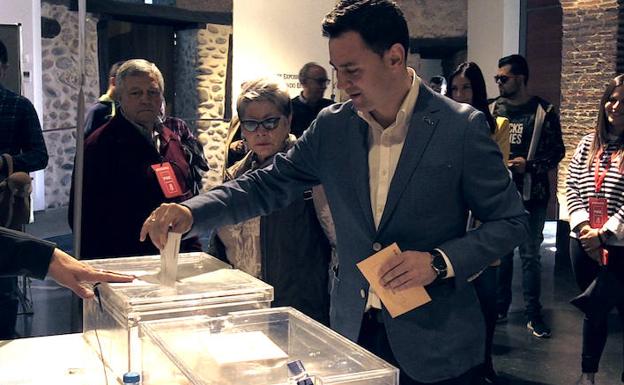 Javier Alfonso Cendón deposita su voto. 