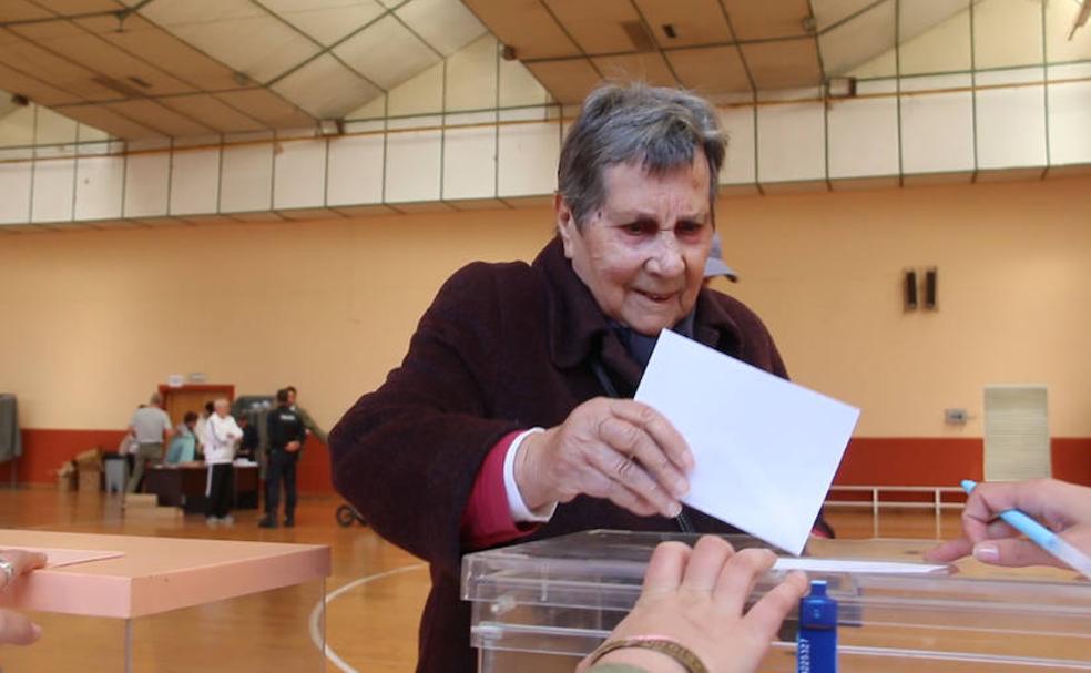 Ángela votando este domingo en el pabellón del CHF.