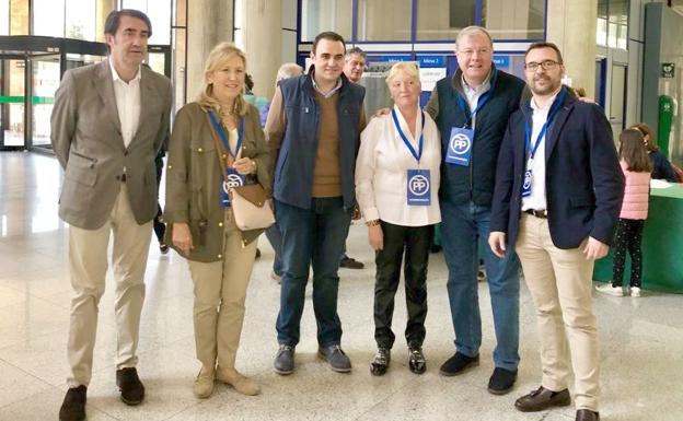 González Guinda (arriba) en el momento de ejercer su derecho al voto; abajo, durante el recorrido junro a otros candidatos populares por los diferentes colegios electorales.