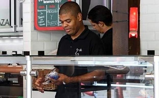 Un trabajador inmigrante en su puestos de trabajo. 